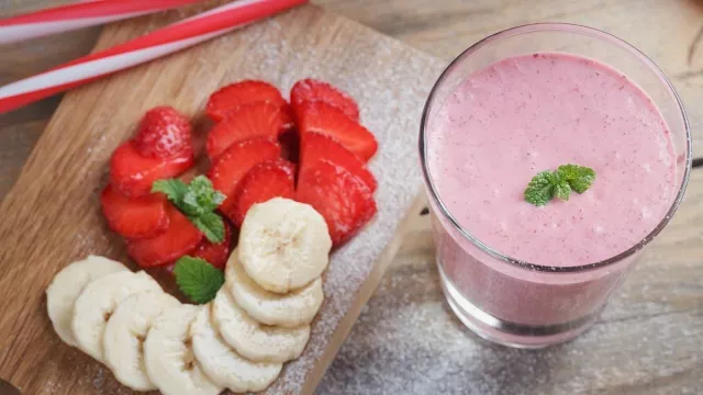 Resep Smoothie Pisang dan Stroberi untuk Kulit Putih Bercahaya - GenPI.co Resep Smoothie Pisang dan Stroberi untuk Kulit Putih Bercahaya - GenPI.co