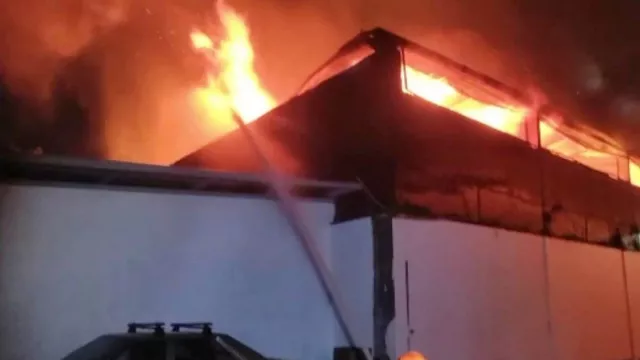 Gudang Triplek di Bandung Kebakaran, Petugas Berjuang 12 Jam Lebih Padamkan Api - GenPI.co