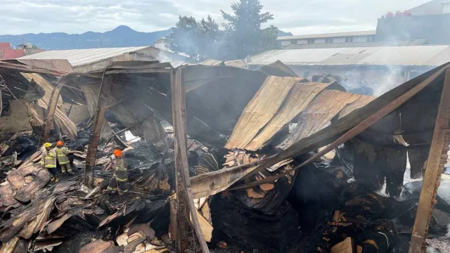 Petugas Butuh 37 Jam untuk Mengatasi Kebakaran Gudang Triplek di Bandung - GenPI.co