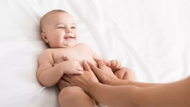 3 Manfaat Pijat Bayi yang Perlu Diketahui Orang Tua - GenPI.co