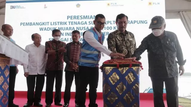 Mendekati KTT G20, Menteri Luhut Resmikan PLTS Terapung Milik PLN di Nusa Dua Bali - GenPI.co
