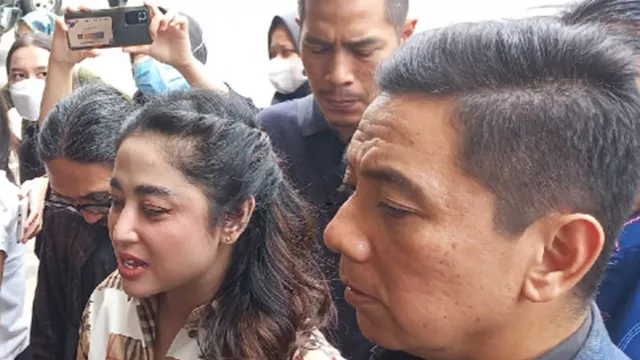 Ogah Cabut Laporan, Dewi Perssik Ingin Beri Pelajaran untuk Netizen - GenPI.co