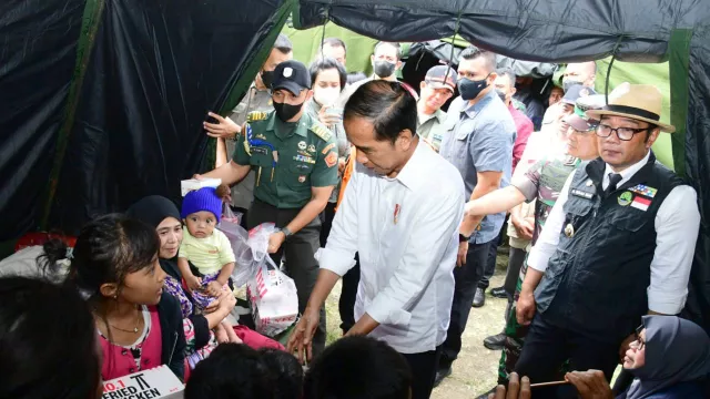 Sambangi Pengungsian Cianjur, Jokowi Bagi Ayam dan Bingkisan - GenPI.co
