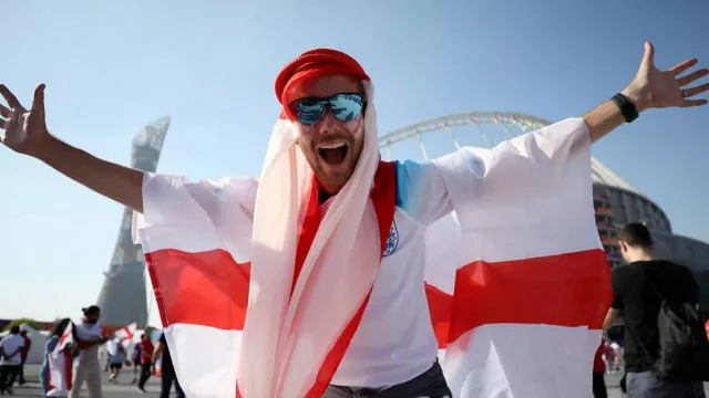 Fans Timnas Inggris Masuk Kandang Singa Saat Cari Bir di Qatar - GenPI.co