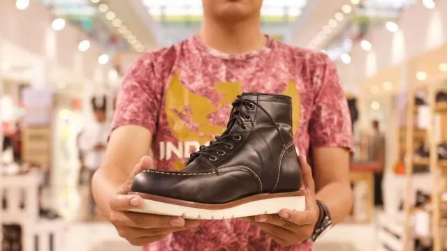 Hampir Gulung Tikar, Perajin Sepatu Cibaduyut Bangkit dengan Manfaatkan Marketplace - GenPI.co