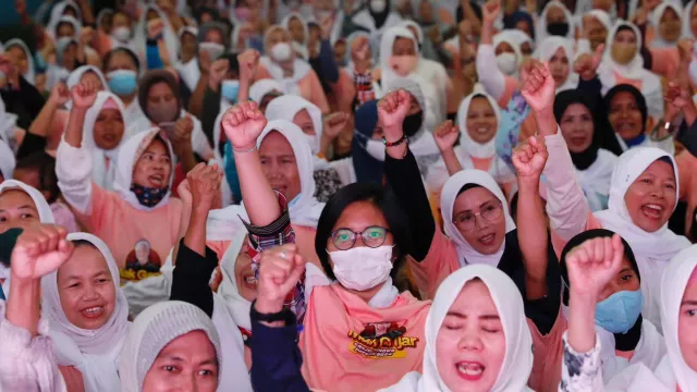 Ribuan Emak-emak DKI Dukung Ganjar Presiden 2024: Dia Pemimpin Idola Kami - GenPI.co