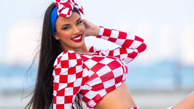 Tak Cuma Seksi, Ivana Knoll Suporter Garis Keras Kroasia di 3 Edisi Piala Dunia - GenPI.co