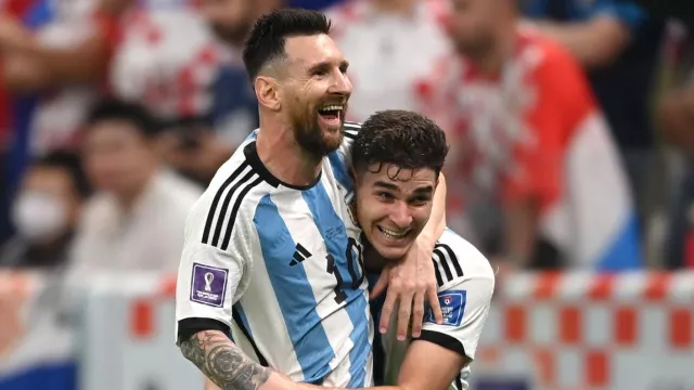 Bintang Masa Depan Argentina, Alvarez Dipuji Messi Habis-habisan - GenPI.co