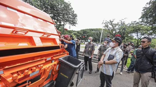 Optimalkan Pengangkutan Sampah, Kota Bandung Tambah 12 Unit Truk Compactor - GenPI.co