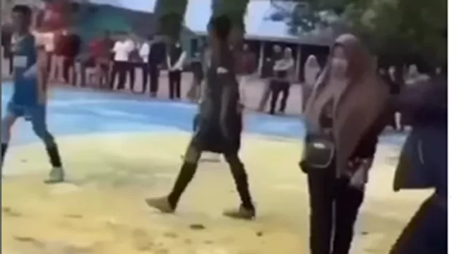 Video Viral: Pacar Marah Karena Ayang Tersakiti saat Main Futsal - GenPI.co Video Viral: Pacar Marah Karena Ayang Tersakiti saat Main Futsal - GenPI.co