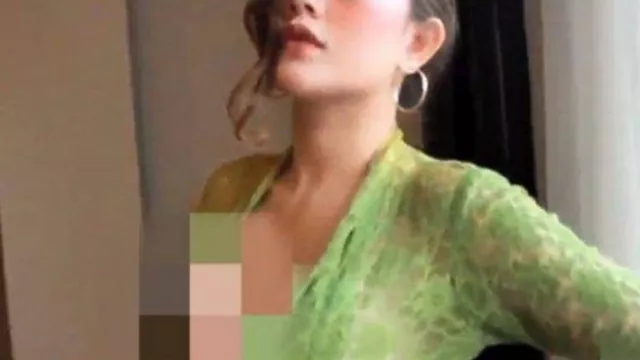 Tanpa Sensor! Link Full Video Kebaya Hijau Viral di Twitter, Si Wanita Bersandar - GenPI.co