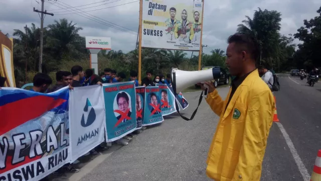 Mahasiswa Riau Demo Minta PT Amman Mineral Ditutup - GenPI.co Mahasiswa Riau Demo Minta PT Amman Mineral Ditutup - GenPI.co