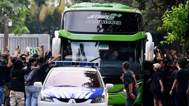 Polisi Selidiki Kasus Pelemparan ke Bus Timnas Thailand - GenPI.co