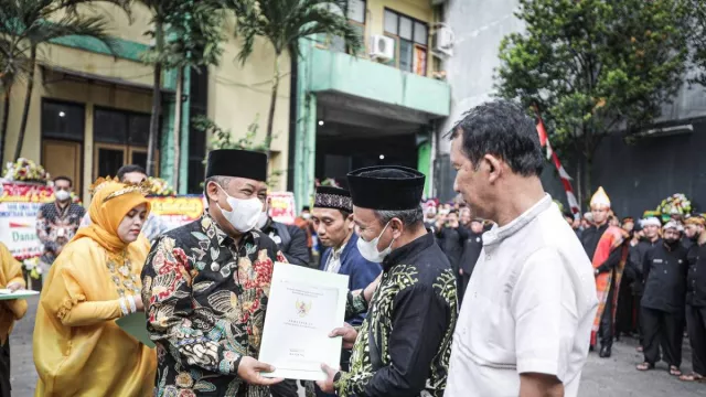Pemkot Bandung Serahkan Sertifikat Tanah Rumah Ibadah - GenPI.co