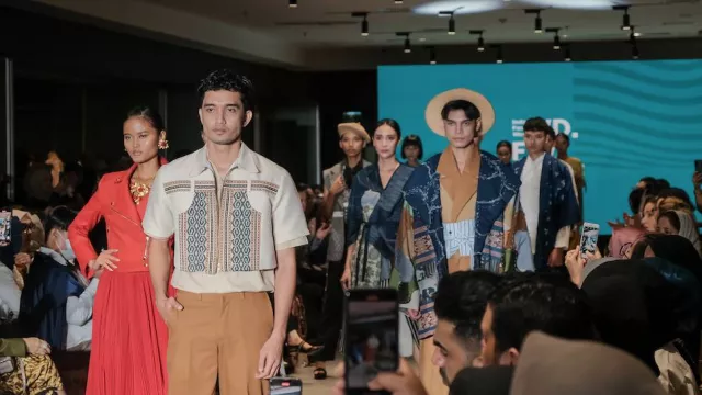 Naik Kelas! Pesona Kain Gorontalo Hiasi Panggung Indonesia Fashion Week 2023 - GenPI.co
