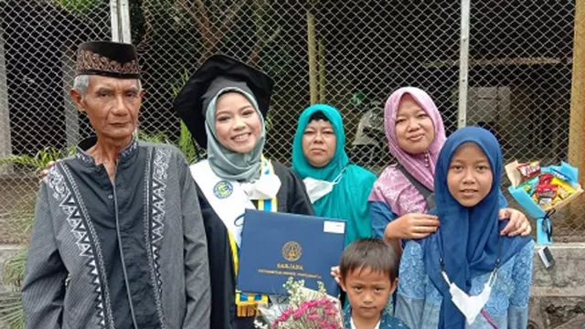 Izza Anak Buruh Jadi Mahasiswa Berprestasi UNY, Lulus Cum Laude - GenPI.co