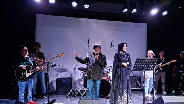 Duet Khairat KDI dan Penyanyi Malaysia Azura Pedora Bawakan Lagu RockDut