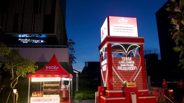 Biskuit Stik Pocky Pecahkan Rekor MURI Bangun Menara Raksasa - GenPI.co Biskuit Stik Pocky Pecahkan Rekor MURI Bangun Menara Raksasa - GenPI.co
