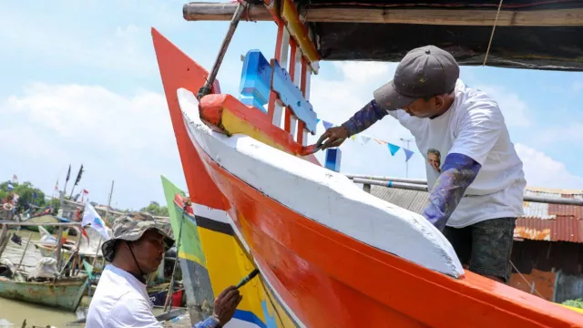 Pelaut Semringah, Komunitas Nelayan Dukung Ganjar Bantu Renovasi Perahu - GenPI.co