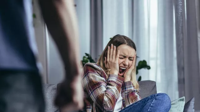 7 Tanda Kamu Alami Kekerasan Emosional dari Pasangan, Nomor 6 Paling Parah - GenPI.co