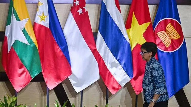 Indonesia dan ASEAN Tak Perlu Bikin Mata Uang Bersama, Kata Pengamat - GenPI.co