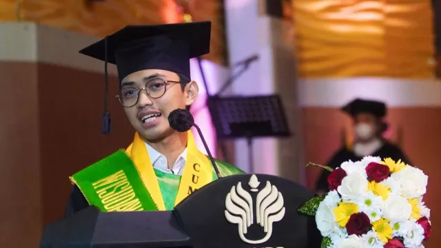 Raffi Mahasiswa Terbaik Unnes, Dirawat Kakek, Biayai Kuliah Sendiri - GenPI.co