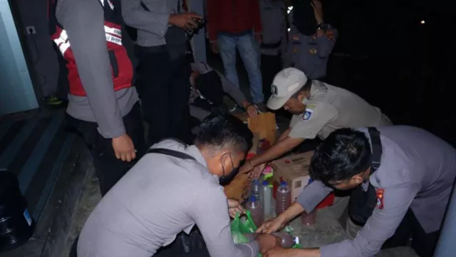 Rencana Pesta di Mandalika NTB Gagal, Ratusan Botol Miras Disita Polisi - GenPI.co