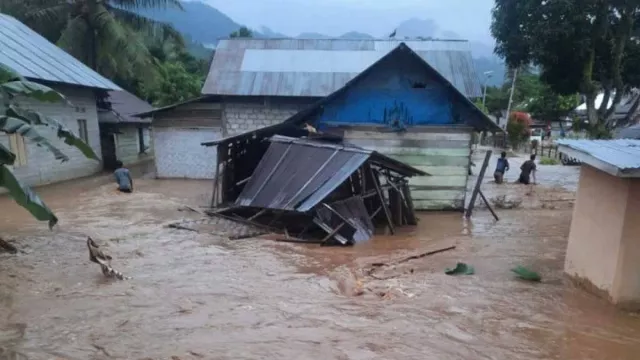 Banjir di Gorontalo Utara, Hanyutkan Rumah dan Sapi Milik Warga - GenPI.co