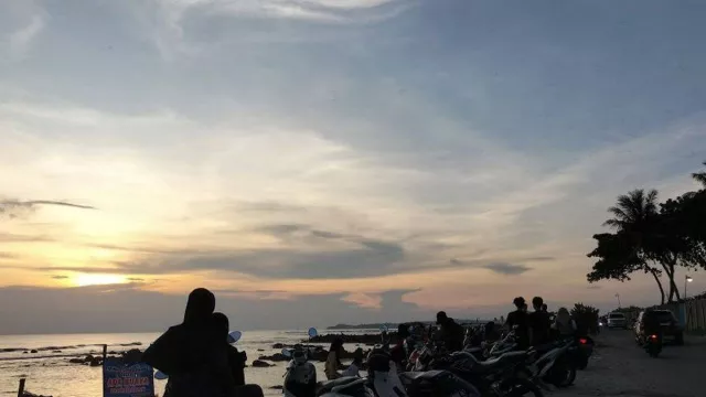 Wisata Pantai Batu Rame Jadi Tempat Mengabuburit Warga Lampung Selatan - GenPI.co Wisata Pantai Batu Rame Jadi Tempat Mengabuburit Warga Lampung Selatan - GenPI.co