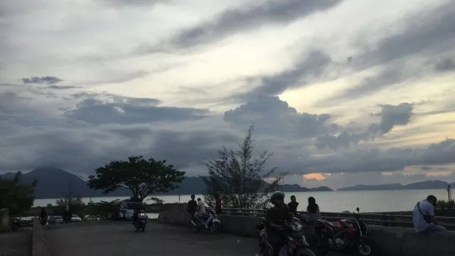 Pantai Ulee Lheu, Destinasi Favorit Warga Aceh untuk Mengabuburit - GenPI.co