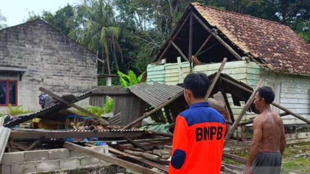 8 Rumah Rusak Akibat Angin Puting Beliung di Bangka - GenPI.co