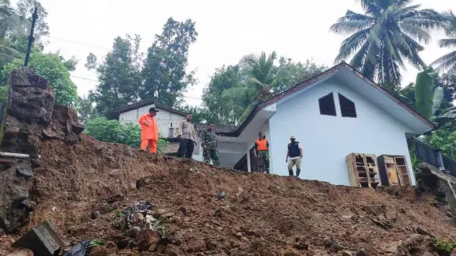 Bangunan Sekolah di Trenggalek Jawa Timur Rusak Akibat Longsor - GenPI.co