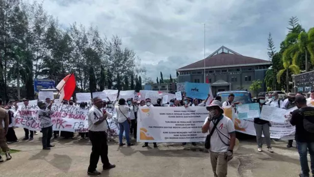 Belum Digaji Sejak Mei 2022, Guru PPPK Unjuk Rasa di Papua Barat Daya - GenPI.co