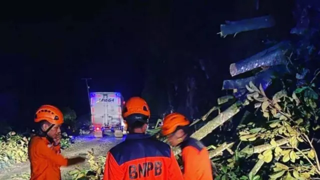 Sempat Tertimbun Longsor, Jalur di Kelok 17 Koto Alam Kembali Normal - GenPI.co