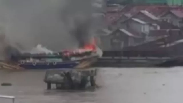 Kapal Angkut 640 Karung Beras Terbakar di Sungai Musi Palembang - GenPI.co