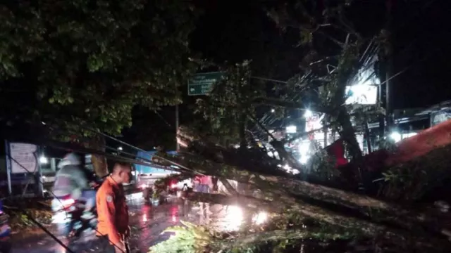 Hujan Lebat di Bogor, 2 Jembatan Rusak dan Puluhan Rumah Terendam Banjir - GenPI.co