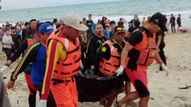 2 Wisatawan Terseret Ombak di Pantai Sentolo Garut Ditemukan Tewas - GenPI.co