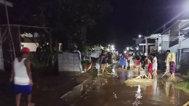 Puluhan KK Sempat Diungsikan Akibat Banjir di Lumajang Jawa Timur - GenPI.co