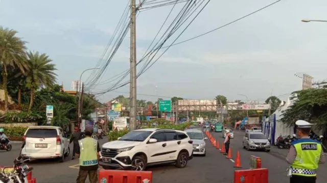 Polres Bogor Putar Balik Ratusan Kendaraan Cegah Macet Jalur Puncak - GenPI.co