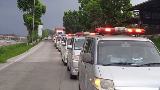 Korban Bus Masuk Jurang di Guci Tegal Dievakuasi ke Tangerang Selatan - GenPI.co