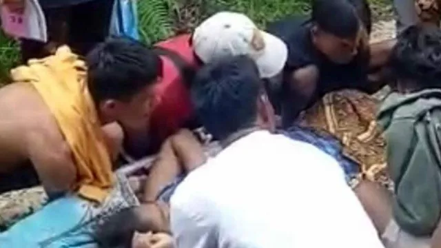 Tanah Longsor di Solok, Warga Tandu Wanita Akan Melahirkan - GenPI.co