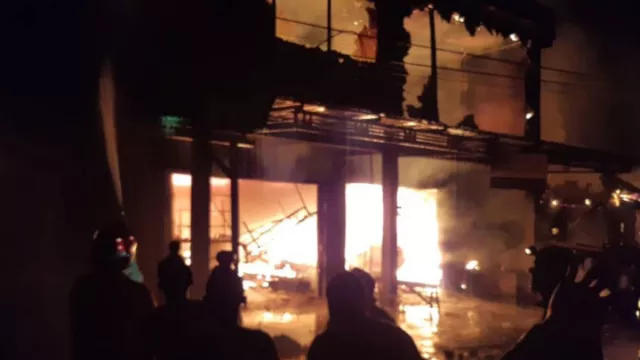 Kebakaran di Kalimantan Barat Senin Dini Hari, 8 Ruko Ludes - GenPI.co