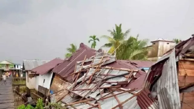 Bencana Angin Puting Beliung di Jambi, 33 Rumah Warga Rusak - GenPI.co