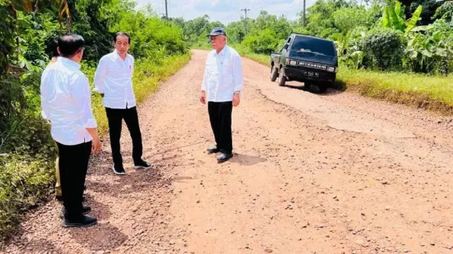Presiden Jokowi Rela Panas-panasan Lihat Jalan Rusak Parah - GenPI.co Presiden Jokowi Rela Panas-panasan Lihat Jalan Rusak Parah - GenPI.co
