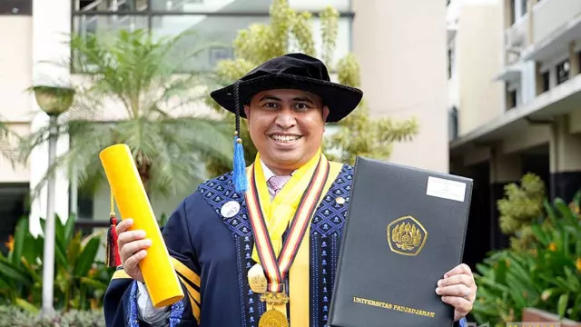 Wisudawan Terbaik Program Doktor Universitas Padjadjaran, Sempat 2 Kali Gagal - GenPI.co