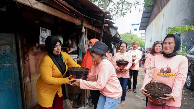 Jaga Ketahanan Pangan Warga Jakarta, Mak Ganjar Tanam Ratusan Pohon Cabai - GenPI.co