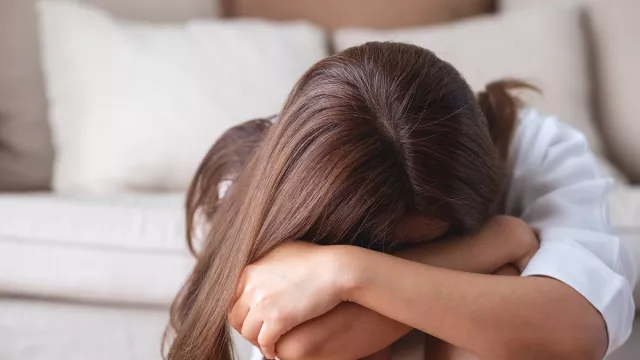 4 Cara Mengatasi Trauma Setelah Putus Cinta, Biar Bisa Cepat Move On - GenPI.co