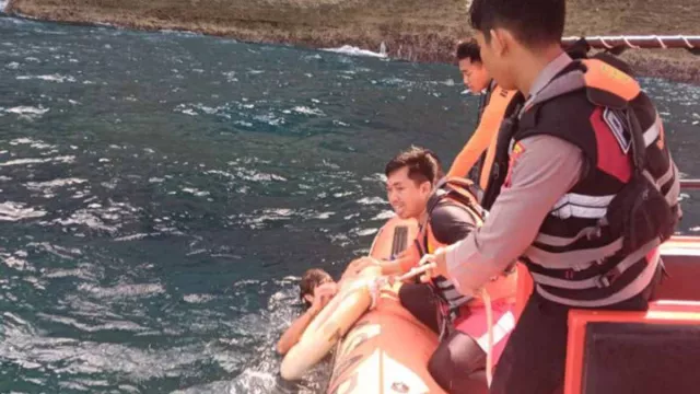 Bule di Bali Kelelahan Berenang di Pantai Atuh, Dievakuasi Tim SAR - GenPI.co