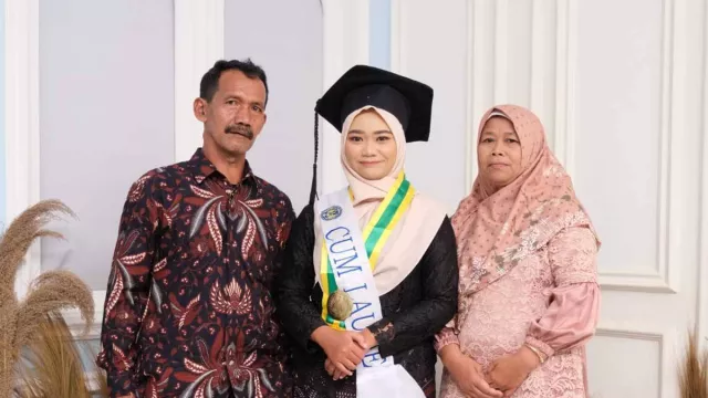 Putri Buruh Bangunan Lulus Tercepat dengan Predikat Cum Laude Wisuda UNY - GenPI.co