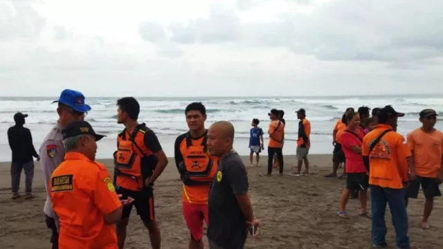 Remaja Terseret Ombak Pantai Cikembulan Pangandaran, 2 Tewas - GenPI.co